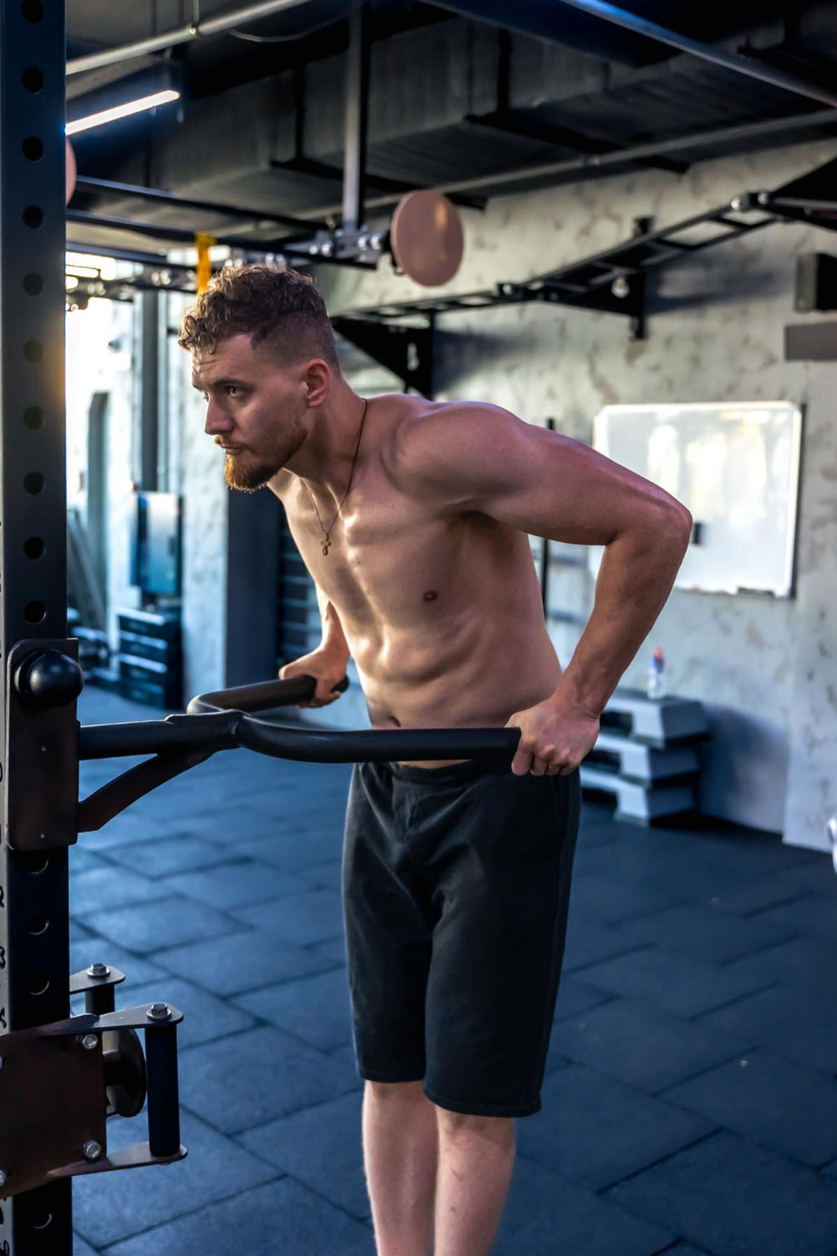 Główne przyczyny obwisłych ramion – jak powstają pelikany?