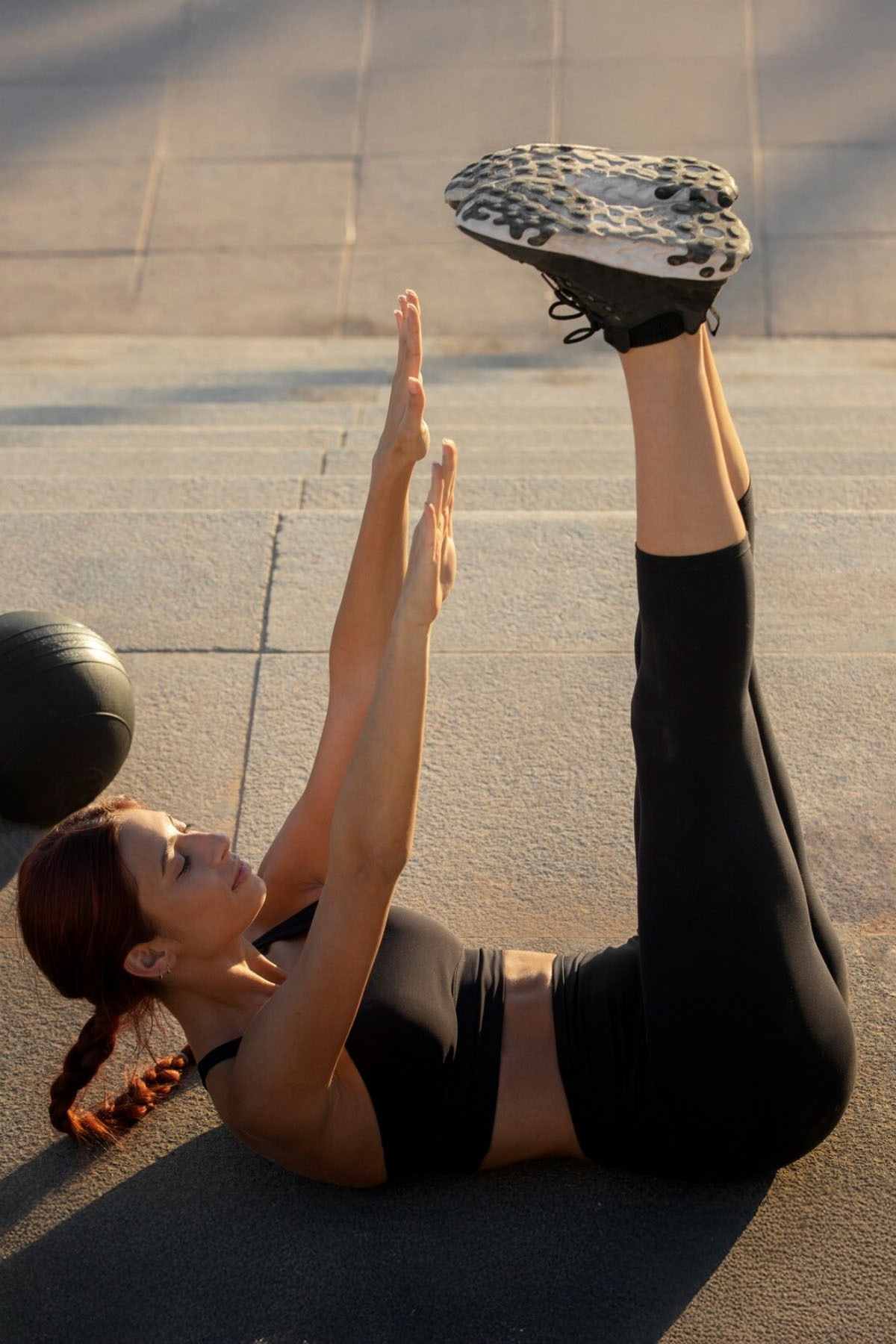 Przyciąganie kolan do klatki piersiowej w zwisie na drążku
