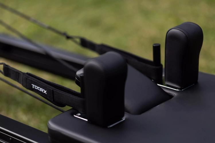 Reformer do Pilatesu PTX8000 Aluminiowy (Full Track) Toorx Liveness – Łóżko do Pilatesu Black Pearl (PTX-8000BP)