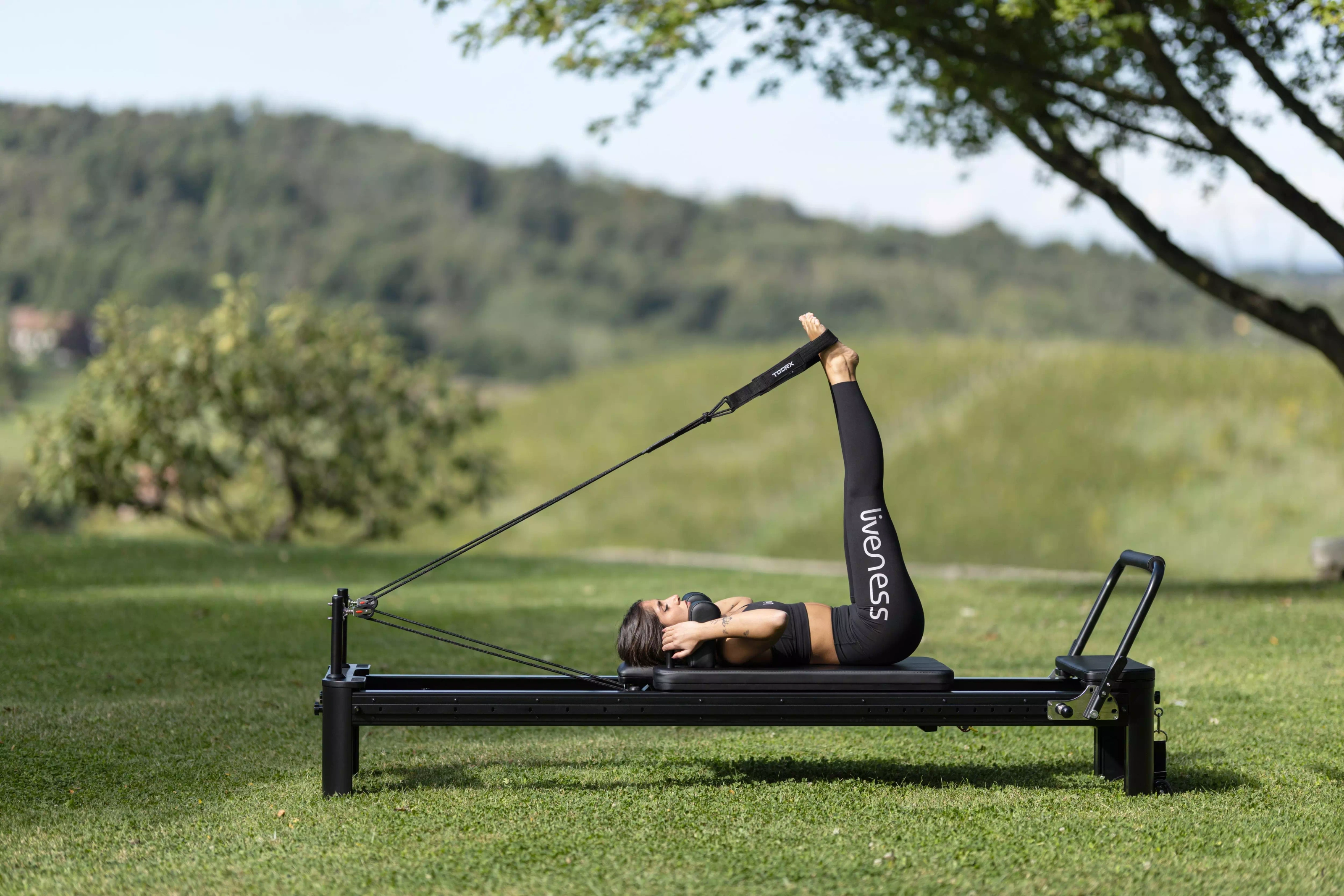 Reformer do Pilatesu PTX8000 Aluminiowy (Full Track) Toorx Liveness – Łóżko do Pilatesu Black Pearl (PTX-8000BP)