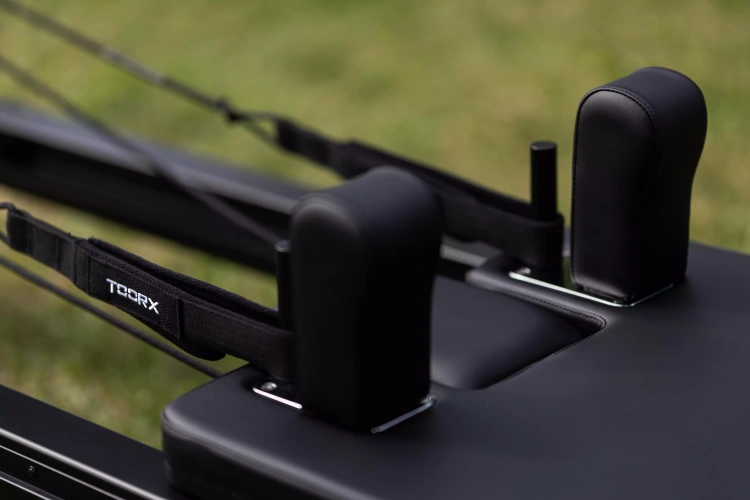 Reformer do Pilatesu PTX8000 Aluminiowy (Full Track) Toorx Liveness – Łóżko do Pilatesu Black Pearl (PTX-8000BP)