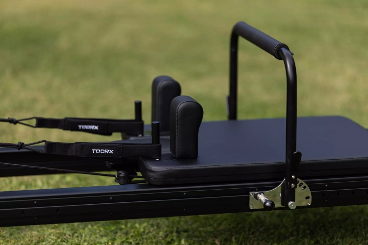 Reformer do Pilatesu PTX8000 Aluminiowy (Full Track) Toorx Liveness – Łóżko do Pilatesu Black Pearl (PTX-8000BP)