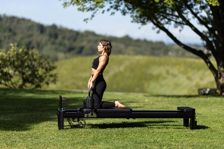 Reformer do Pilatesu PTX8000 Aluminiowy (Full Track) Toorx Liveness – Łóżko do Pilatesu Black Pearl (PTX-8000BP)