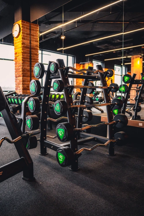 Zestaw sztang łamanych poliuretanowych 10-55 kg (skok co 5 kg) 325 kg ze stojakiem na sztangi UR-S001 – UpForm